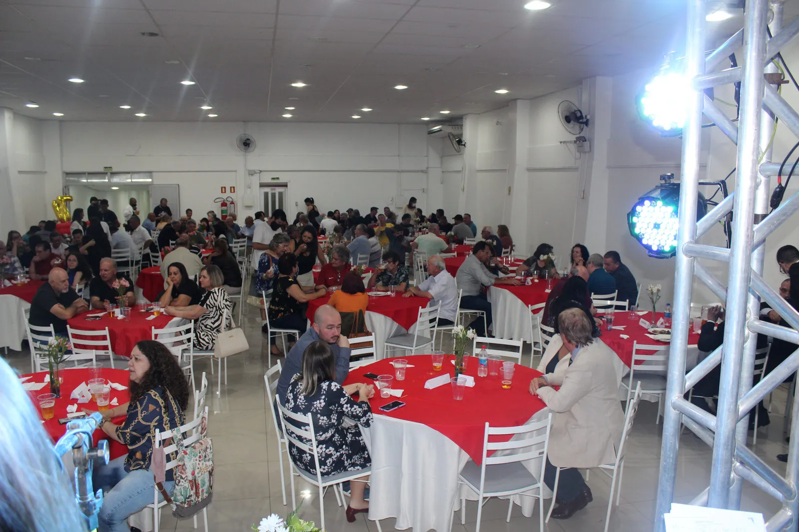 Salão de eventos do Sinpacel-RS com mesas montadas durante confraternização