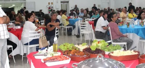 Mesa de buffet servida no salão de eventos